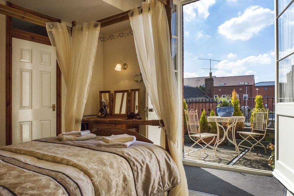 Double Room, Balcony (Four Poster Bed) photo 1