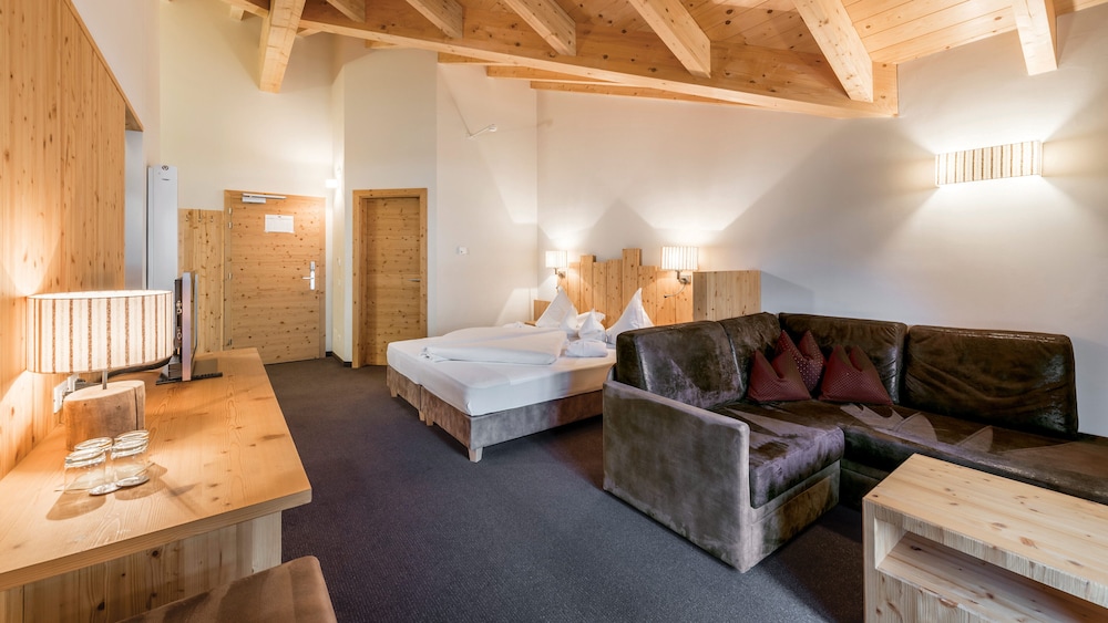 Traditional Suite, Balcony photo 2