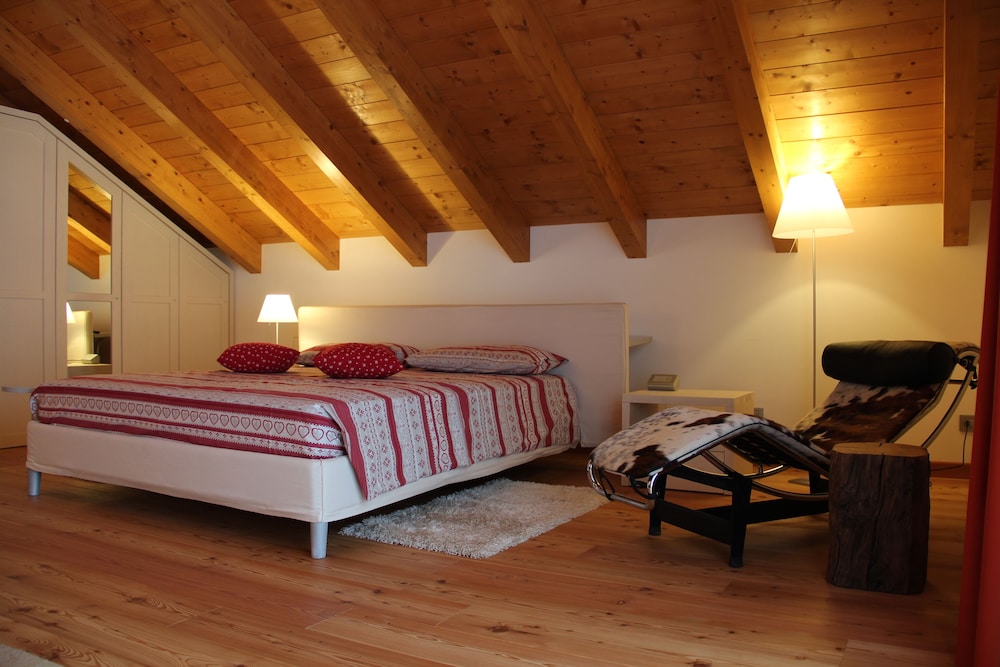 Suite, 1 King Bed, Jetted Tub, Mountain View photo 2