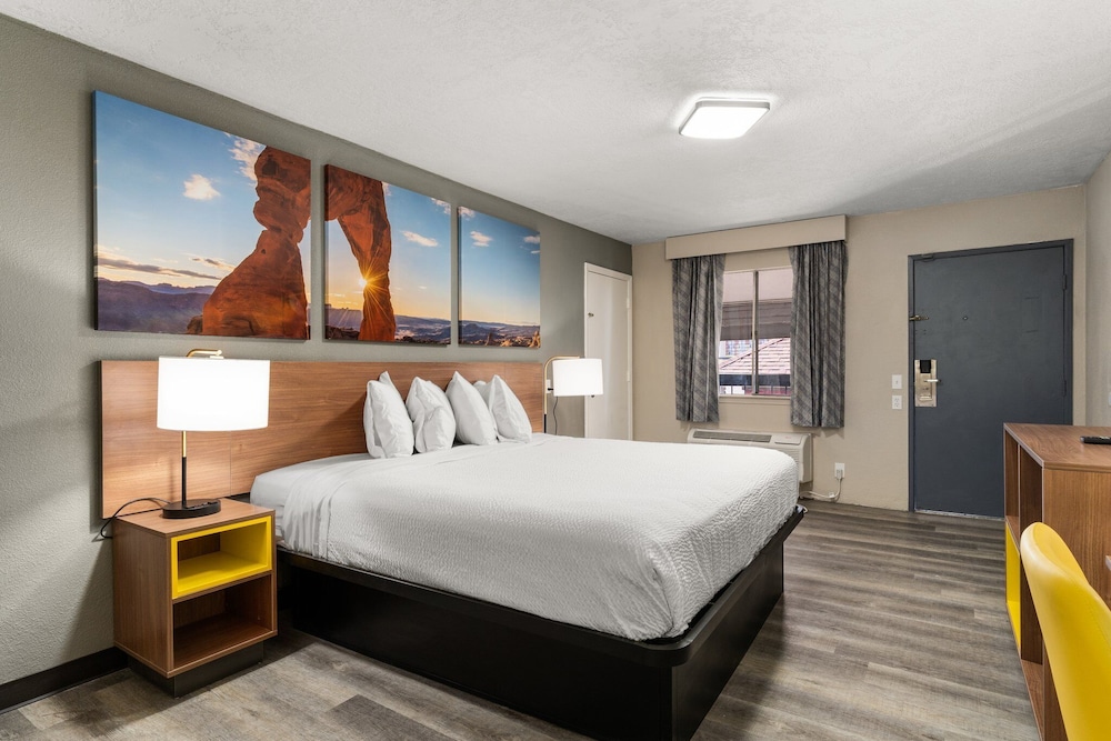 Room, 1 King Bed, Non Smoking - Photo 10