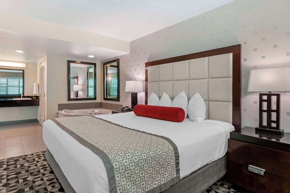 Suite, 1 King Bed, Jetted Tub - Photo 4