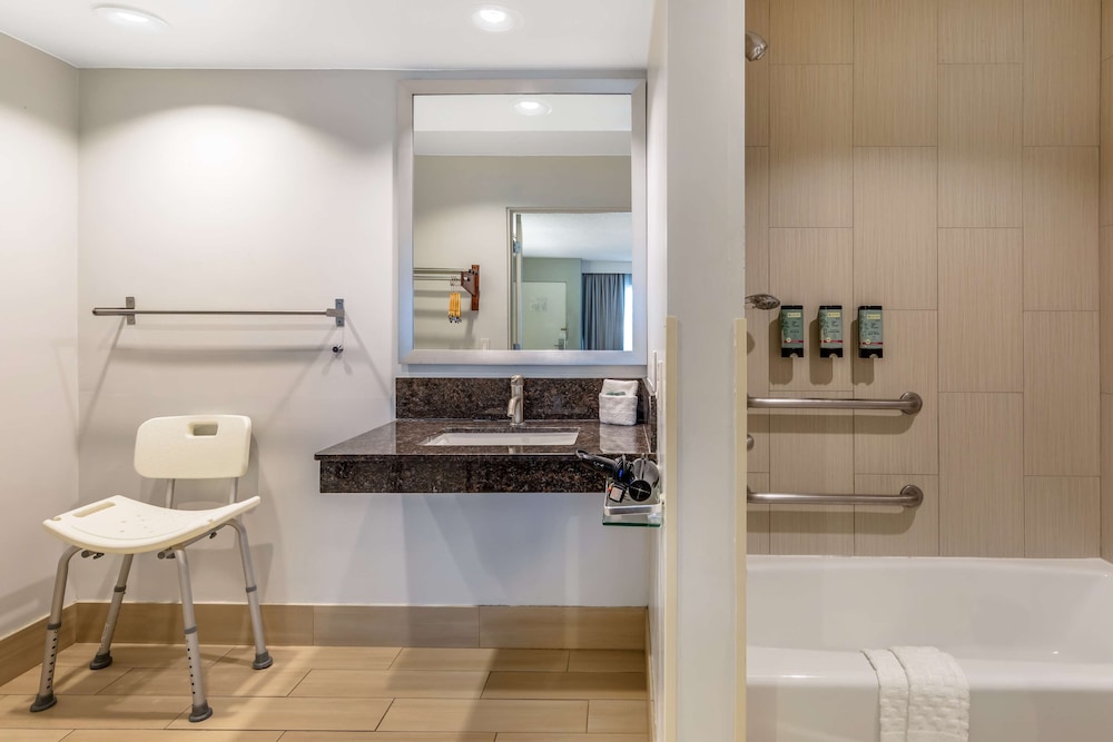 Standard Room, 2 Queen Beds, Accessible, Non Smoking (Walk-In Shower) - Photo 4