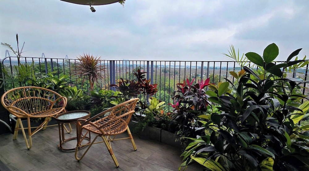 Signature Suite Double with Balcony, Garden View