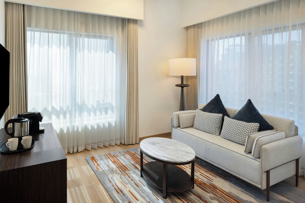 Executive Suite, 1 King Bed, Non Smoking, Pool View