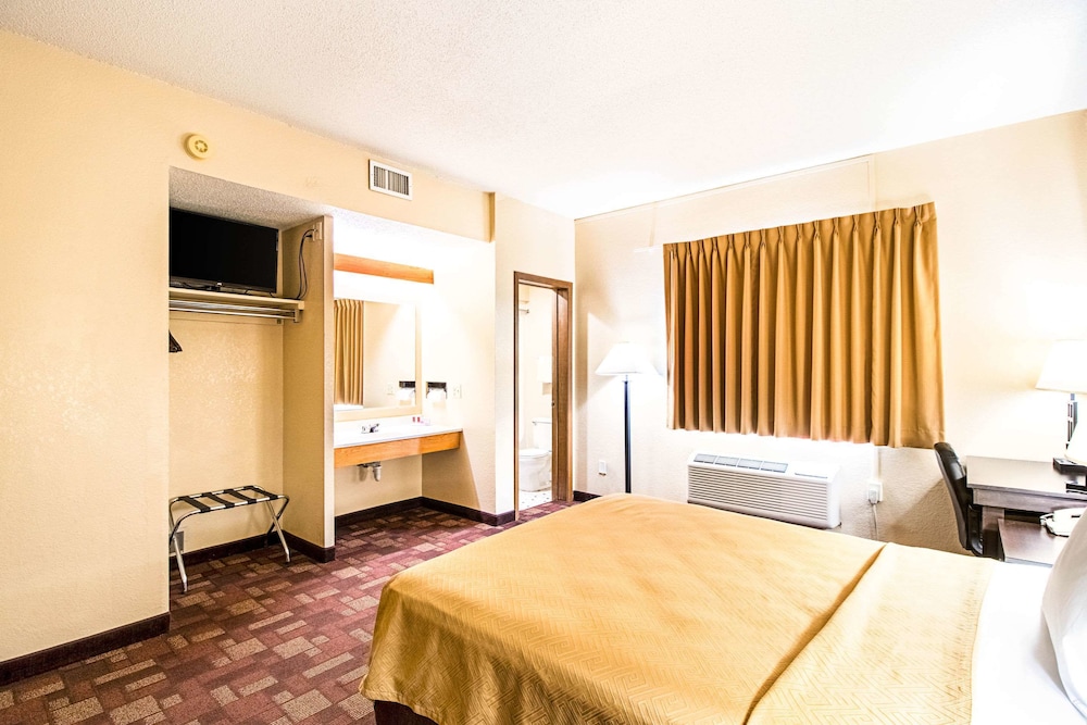 Standard Room, 1 Queen Bed, Non Smoking photo 3