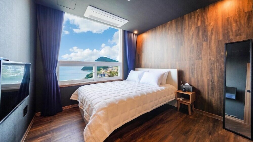 Room (103) photo 1