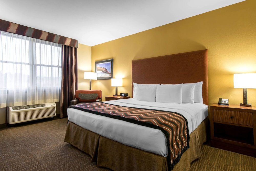 Standard Room, 1 King Bed, River View photo 3