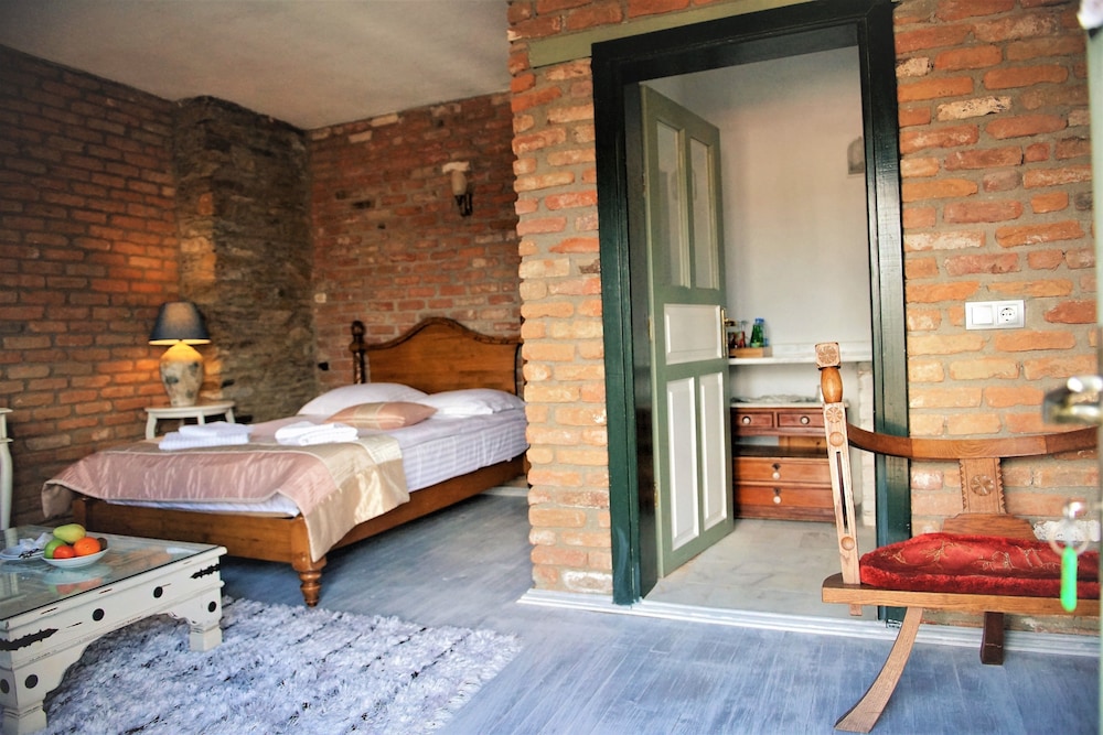 Traditional Studio, Multiple Beds photo 1