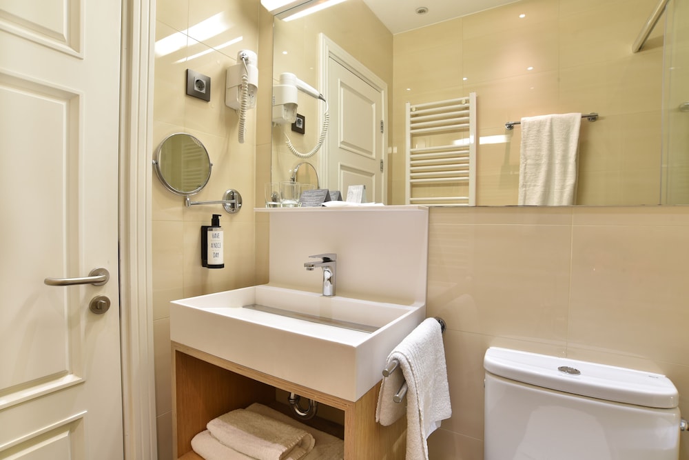 Standard Double or Twin Room - Photo 9