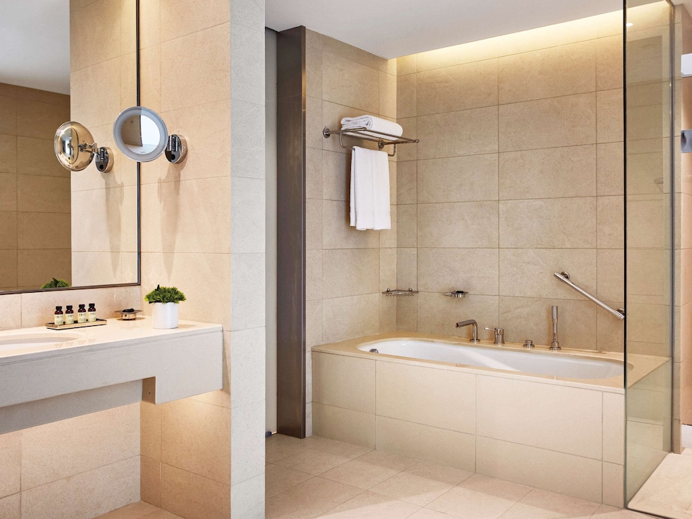Deluxe Suite, 1 King Bed, Club Lounge Access (Deluxe)
