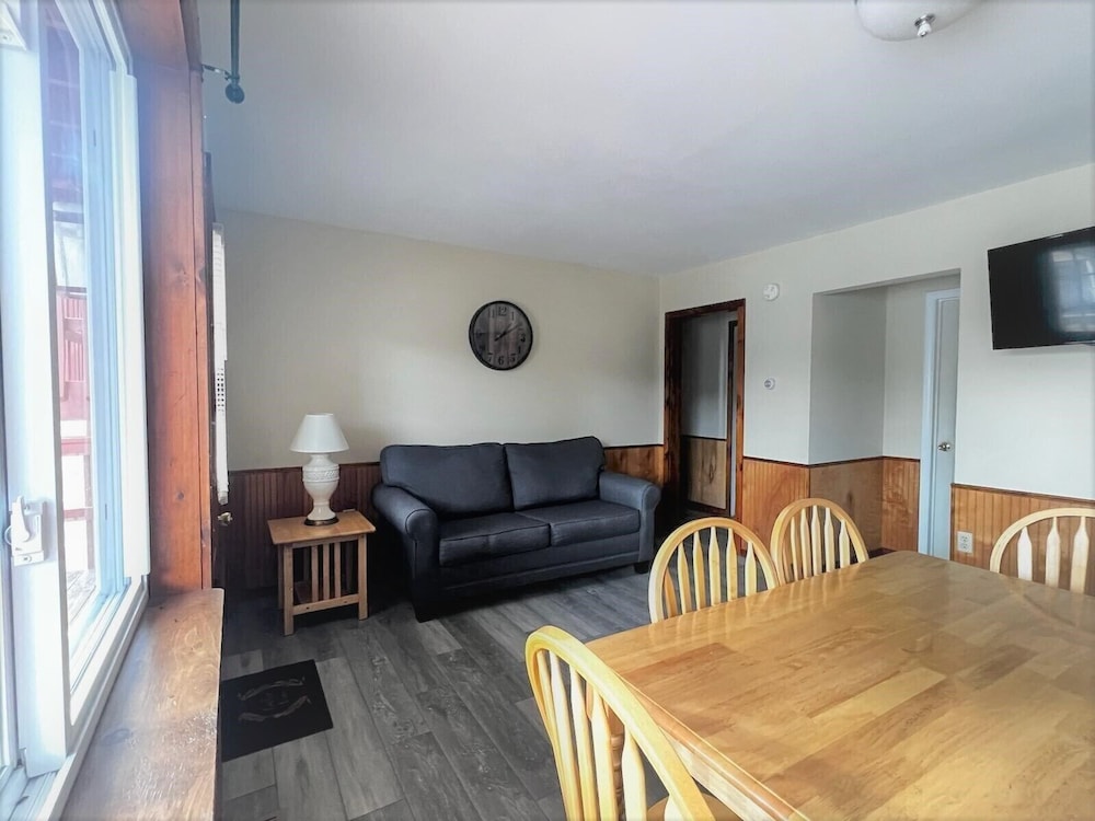 Lodge, 3 Bedroom, 2 Queen beds, 1 Double Bed, 1 Twin Bed, 2 Full Baths, Upstairs or Downstairs photo 1