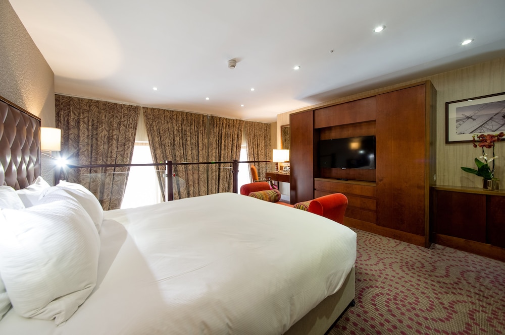 Suite, 1 King Bed (Duplex, Living Room) thumbnail 6