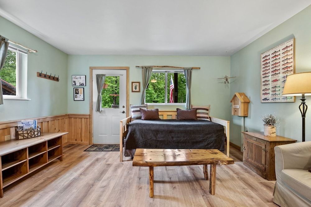 Lakeside Suite, Lake View, PRIVATE Bath - Family Friendly photo 2