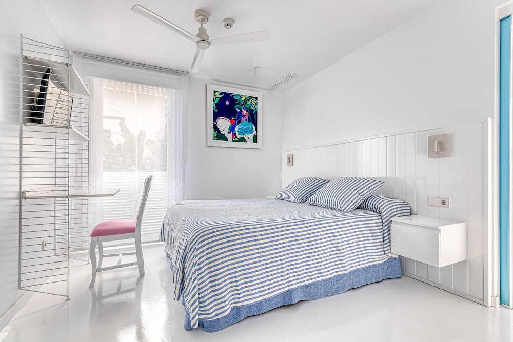 Deluxe Double Room, 1 Queen Bed, Balcony, Garden View photo 2