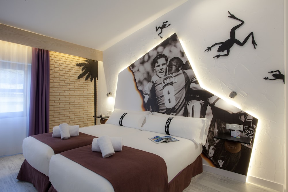 Twin Room thumbnail 5