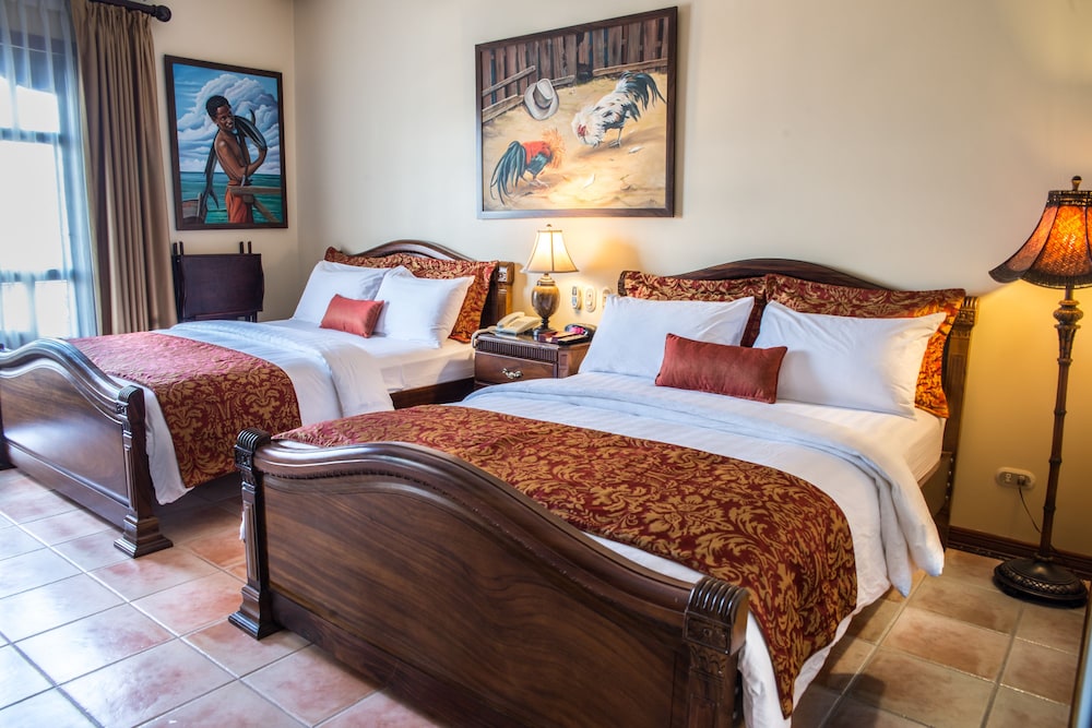 Deluxe Queen Room With Two queen Beds - Photo 2