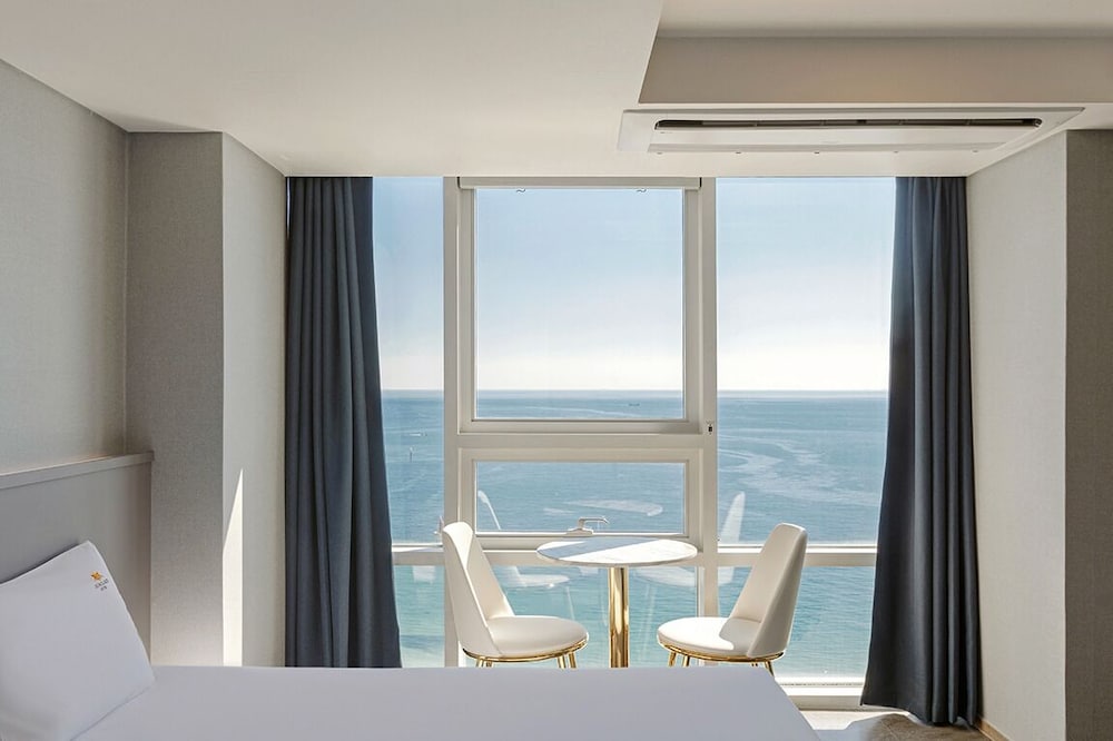 Deluxe King Ocean View - Photo 4