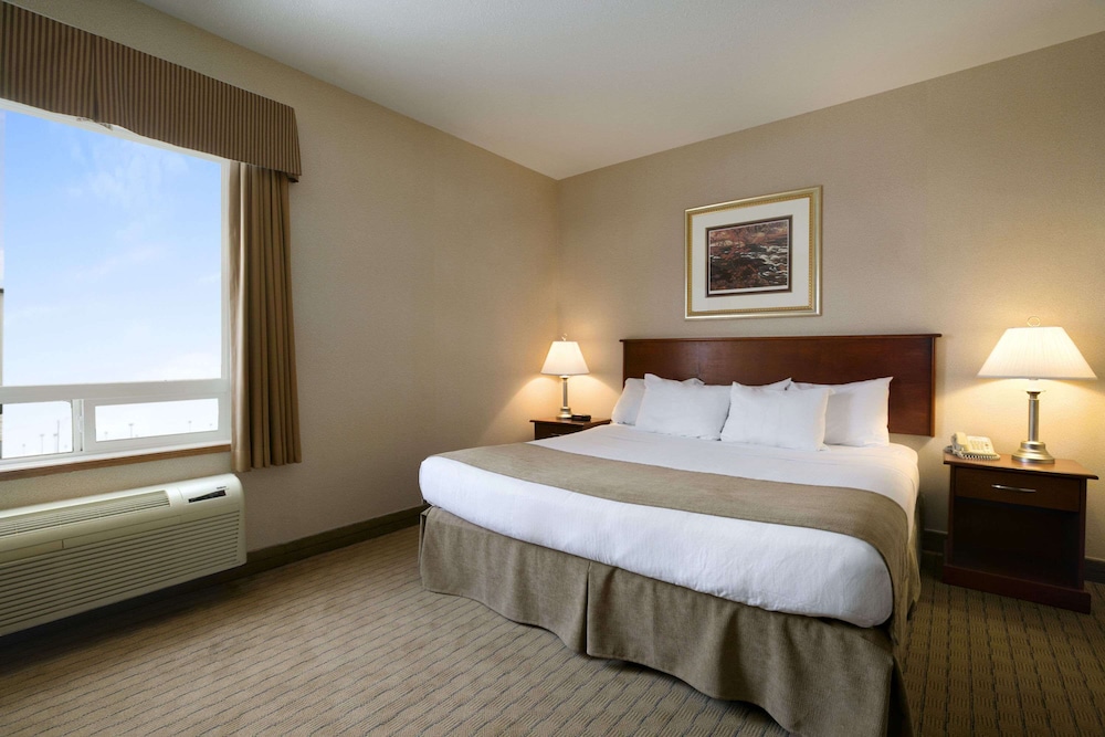 Suite, 1 King Bed, Non Smoking, Refrigerator & Microwave - Photo 1