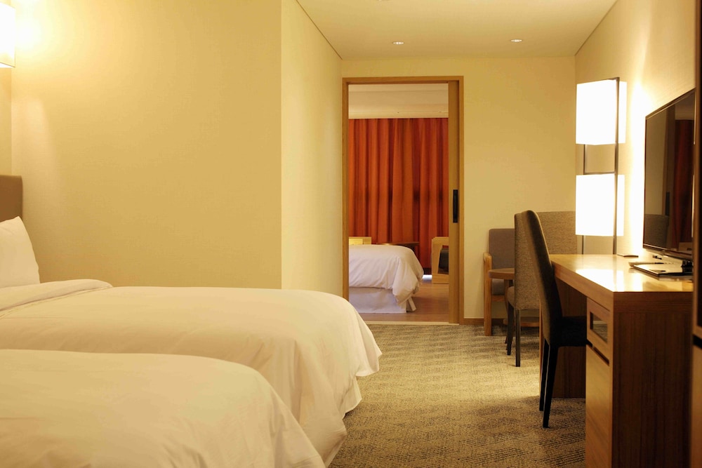 Family Ocean Suite (Lower floor/2 doubles + 1 single or 1 double + 3 singles randomly assigned) photo 3