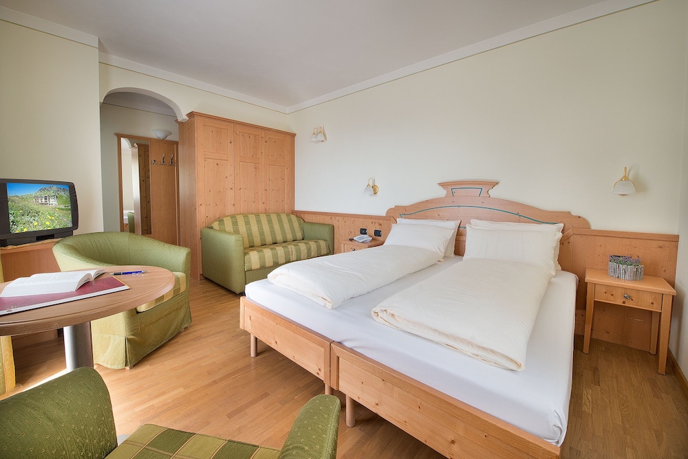 Deluxe Suite, 1 Bedroom, Bathtub, Lake View