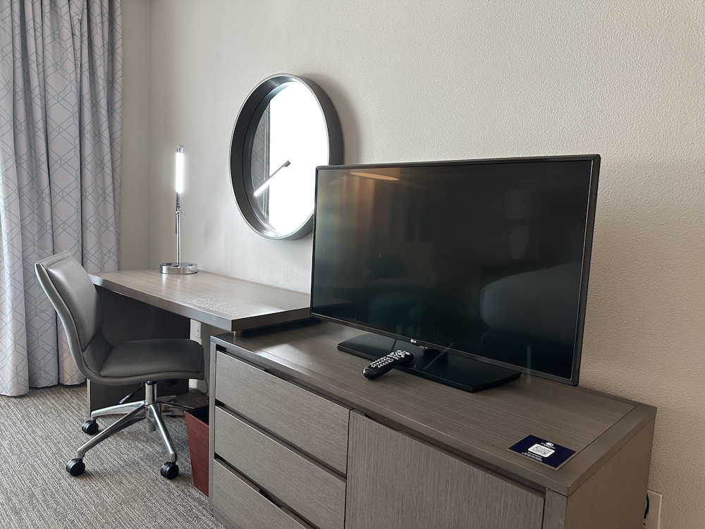 Room, 1 King Bed (Treat Yourself Amenities) - Photo 3