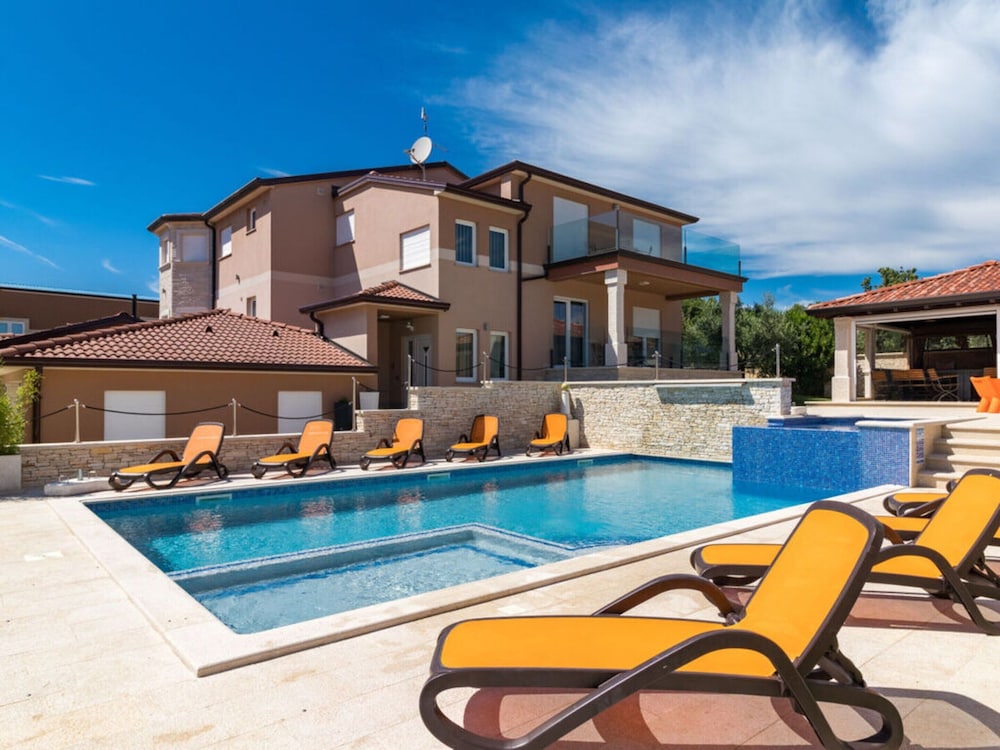 Villa photo 2