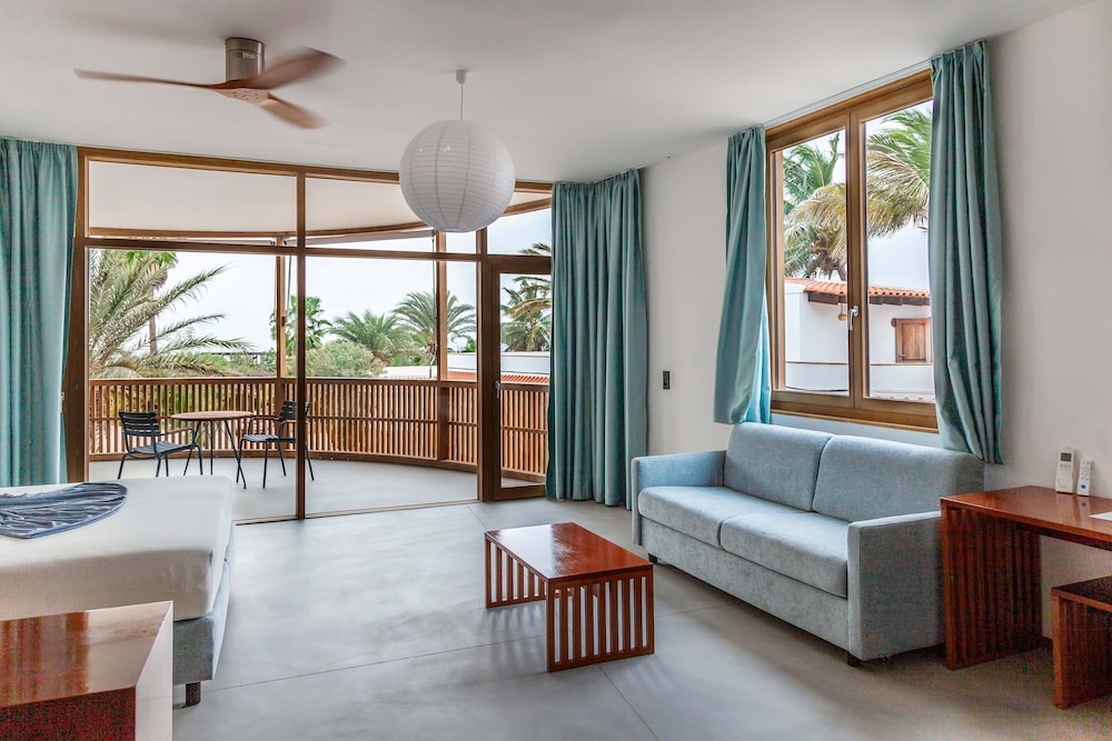 Deluxe Double Room, Partial Sea View photo 2
