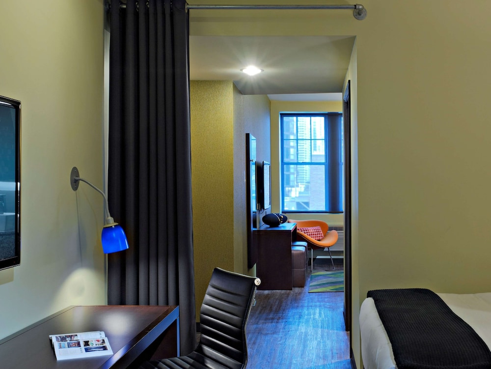Suite, 1 King Bed, Accessible (Walk-in Shower) - Photo 2