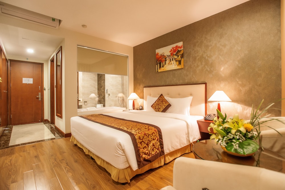 Deluxe Room, 1 King Bed photo 3