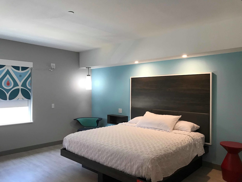 Room, 1 King Bed, Accessible (Hearing) photo 2