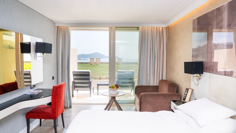 Superior Room, 1 King Bed, Garden View