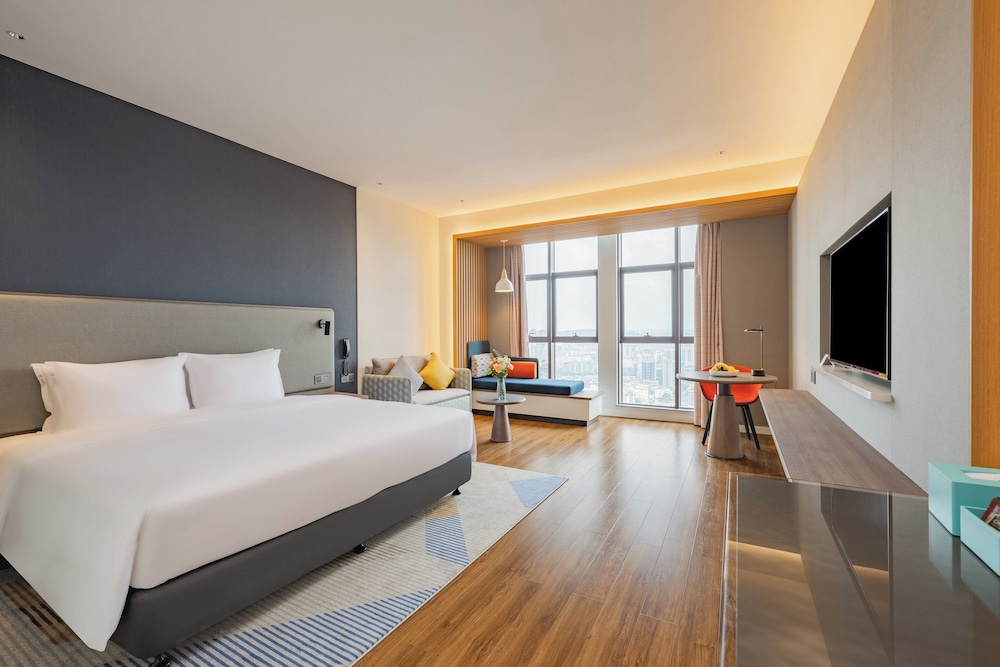 Standard Room, 1 King Bed (High Floor, Extra Floor Space) - Photo 1