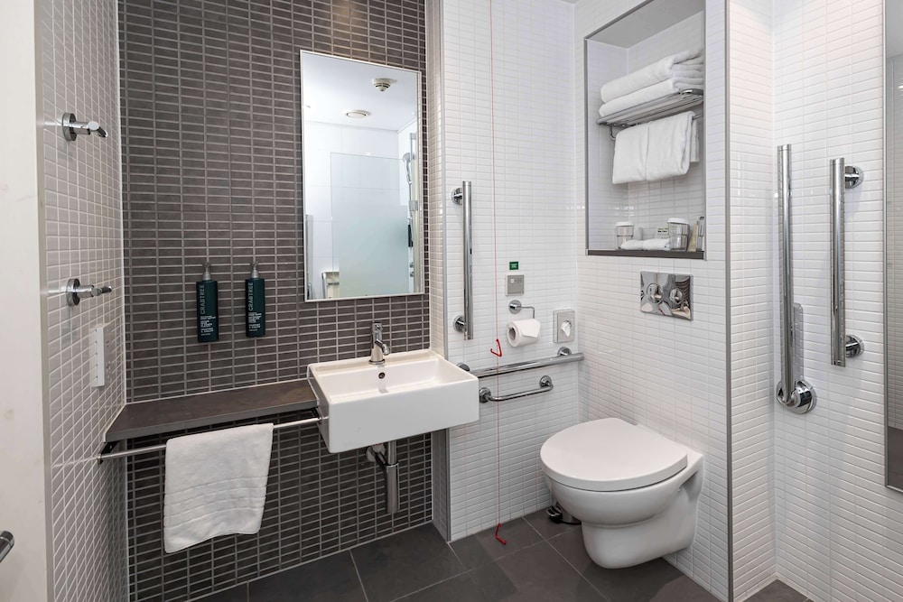 Executive Room, 1 King Bed, Tower (accessible) photo 2