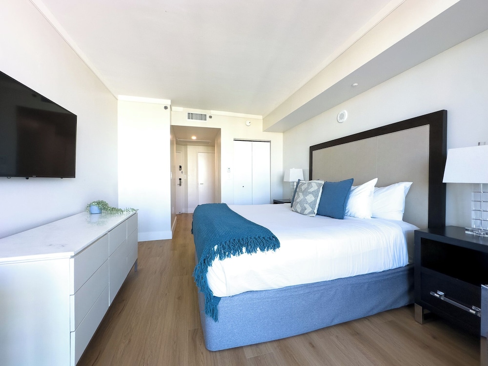 Comfort Double Room, 1 King Bed, Balcony, Partial Ocean View1705.01