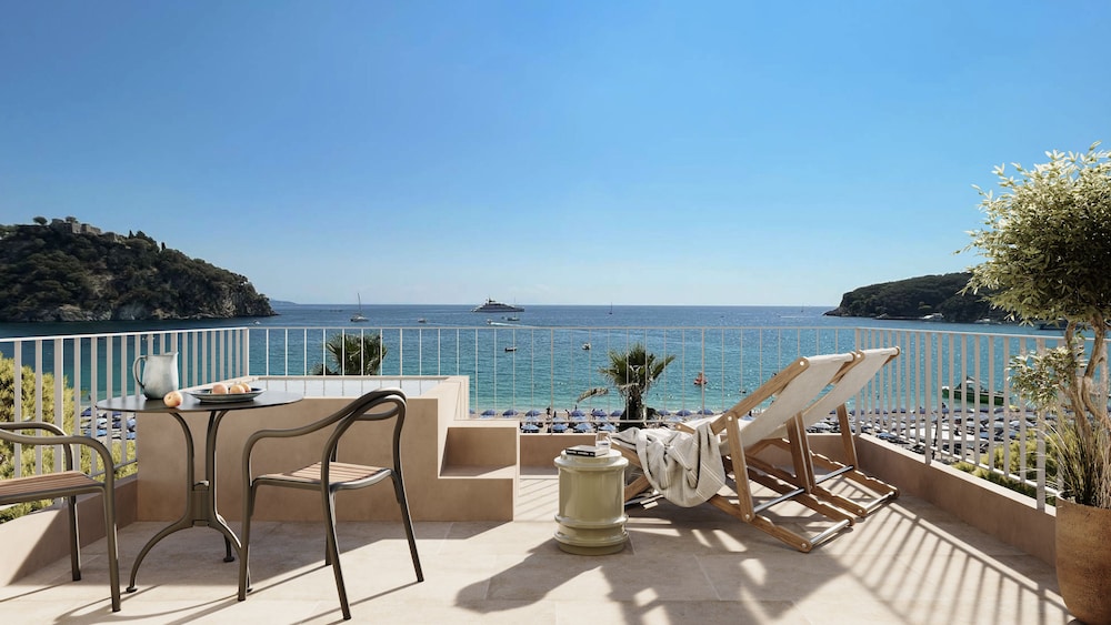 Beachfront Panorama Suite with Jet Tub photo 3