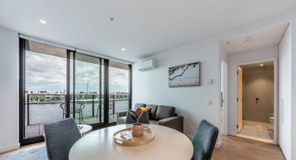 1 Bedroom Apartment Absolute Waterfront - Photo 11