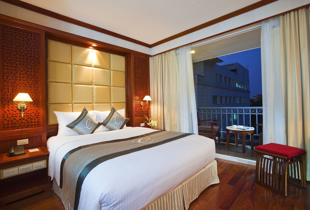 Deluxe Room, 1 King Bed, Balcony, City View