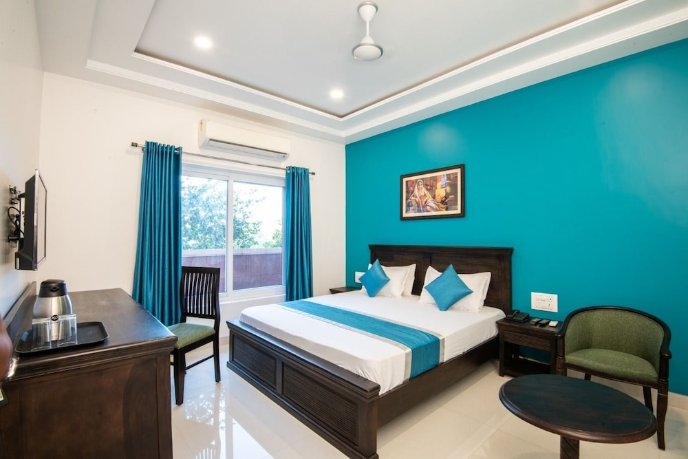 Deluxe Double Room, 1 King Bed, Smoking photo 1