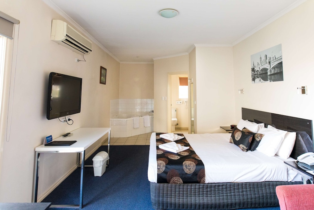 Executive Room, 1 King Bed, Non Smoking, Kitchenette (Larger Room) - Photo 3