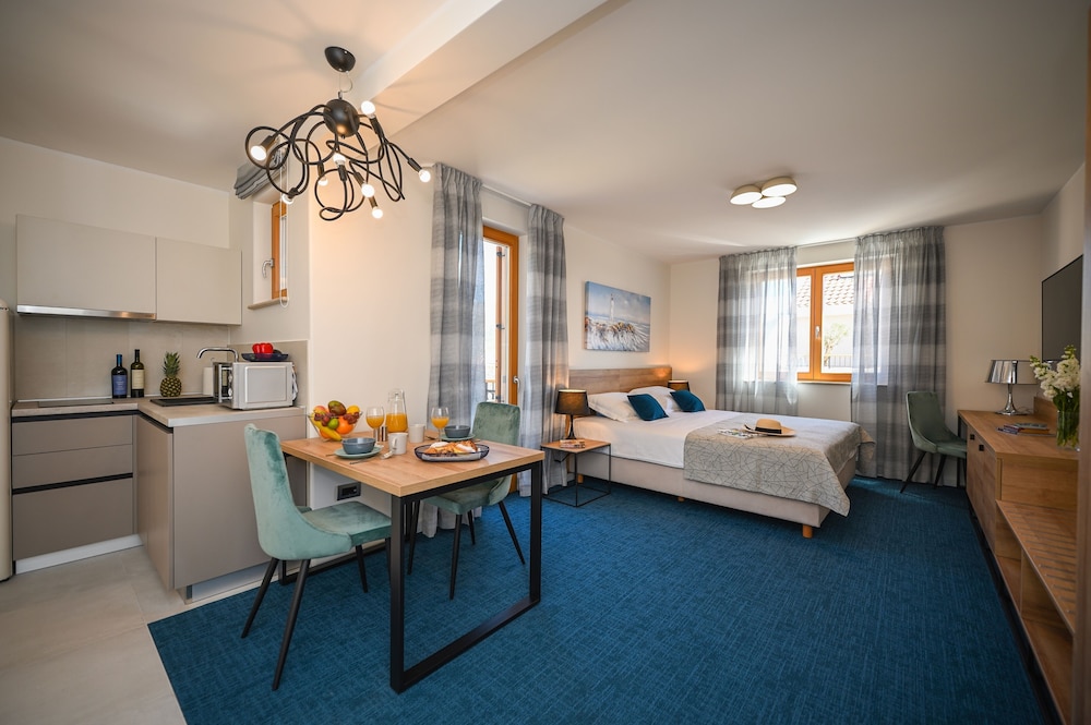 Classic Apartment, 1 Bedroom, Pool View