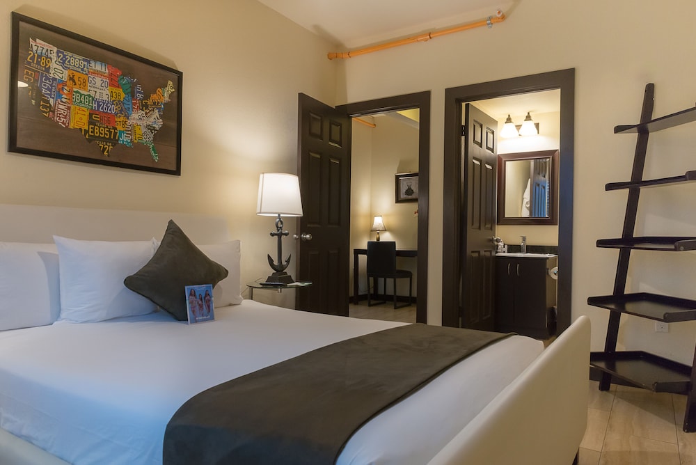Two Bedroom Queen Suite - Photo 9