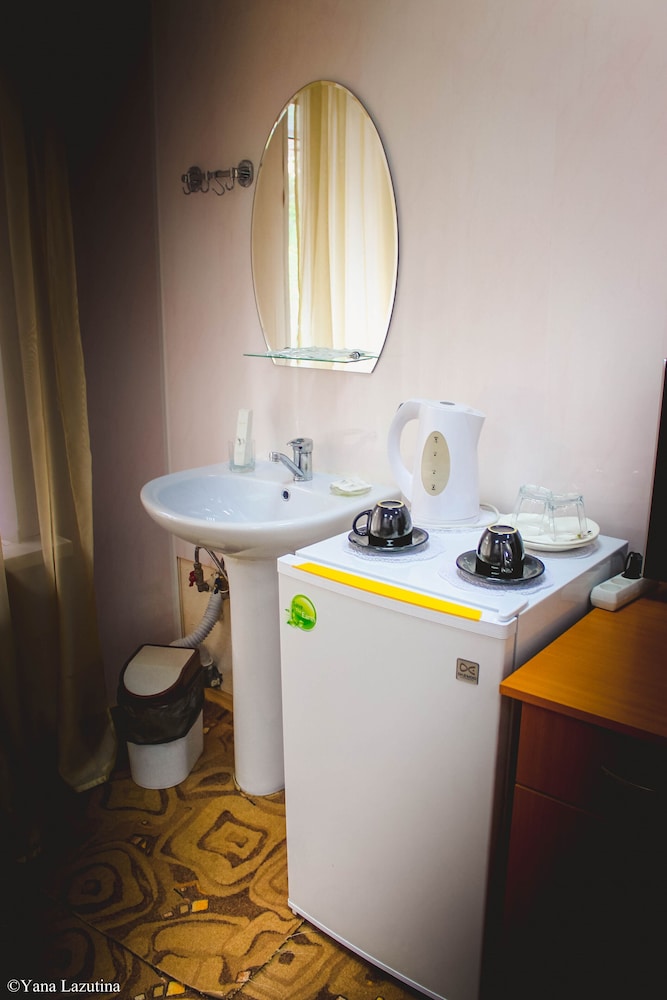 Economy Twin Room, 1 Bedroom, Shared Bathroom photo 2