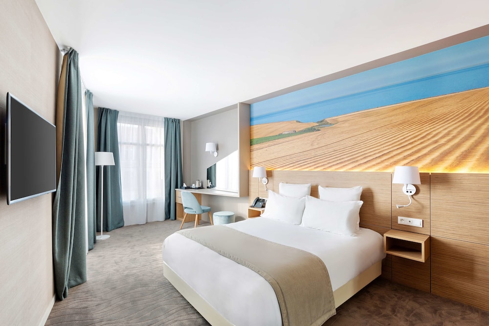 Standard Room, 1 Queen Bed, Non Smoking (Shower Only) - Photo 6
