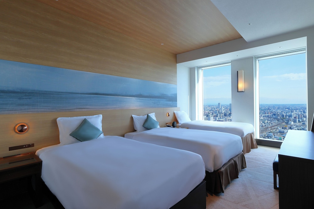 Top floor (36th floor) Superior Triple with Club Lounge Access (3 adults) Non Smoking
