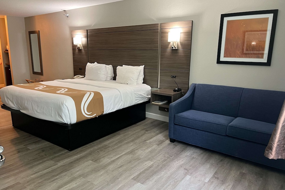 Standard Room, 1 King Bed, Non Smoking, Jetted Tub photo 3