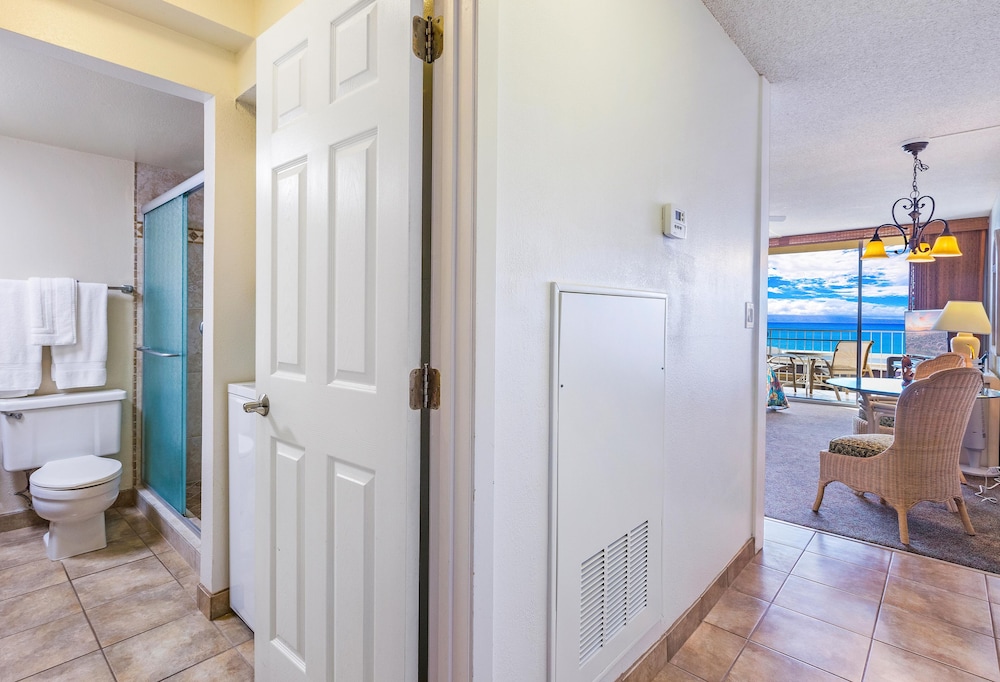 Premier Studio Suite, 1 King Bed With Sofa Bed, Partial Ocean View, Garden Area (Unit 1002) photo 3