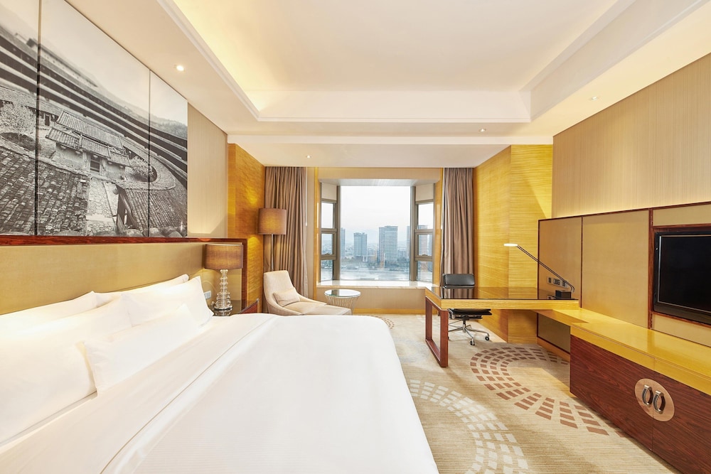 Room, 1 King Bed, River View - Photo 1