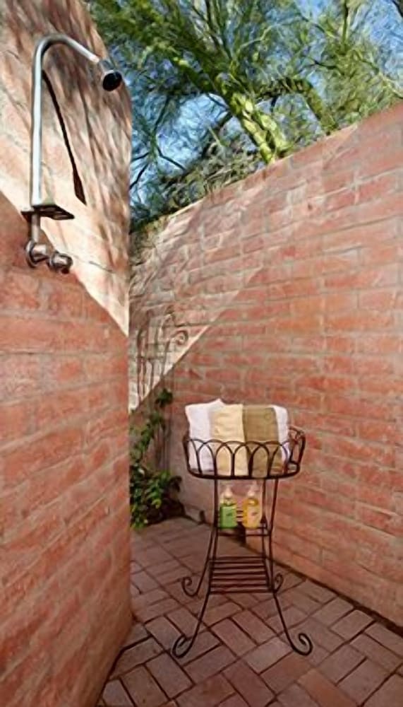 Deluxe Suite, 1 King Bed, Jetted Tub, Courtyard Area photo 3