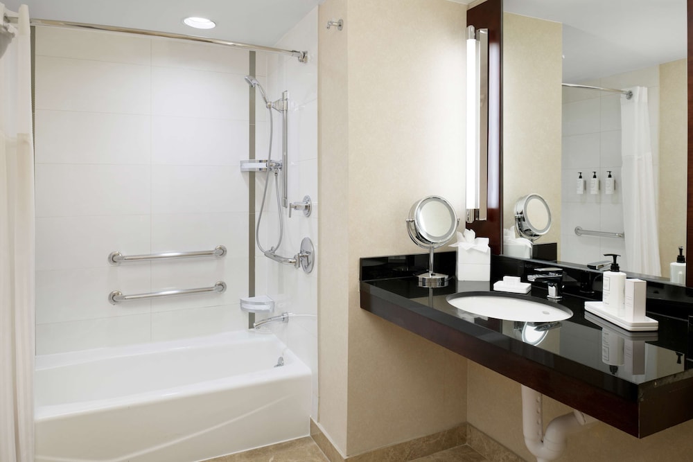 Suite, 1 King Bed, Accessible (Mobility & Hearing, Bathtub) - Photo 9