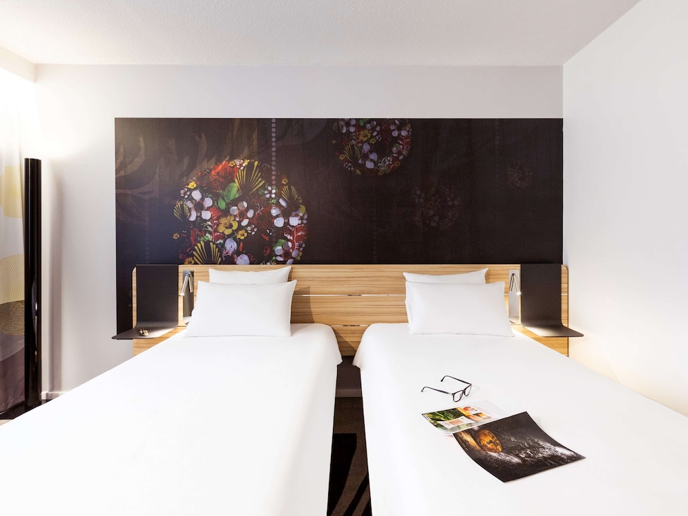 Classic Room, Multiple Beds, Pool View - Photo 5